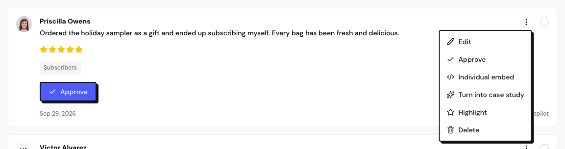 Tarjeta de testimonio en la Inbox con el menú ⋮ abierto, que muestra Aprobar, Destacar y las demás acciones.